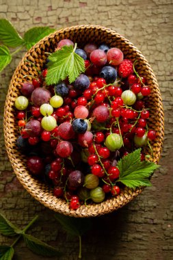 Yaz berry sepet yeşil zemin üzerine de