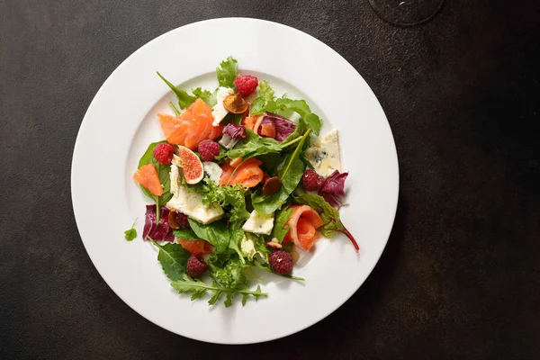 Salada Gourmet Com Salmão Acima — Fotografia de Stock