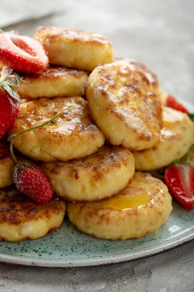 Süße Krapfen Mit Beeren — Stockfoto