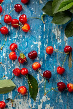 Mavi ahşap üzerine taze kiraz