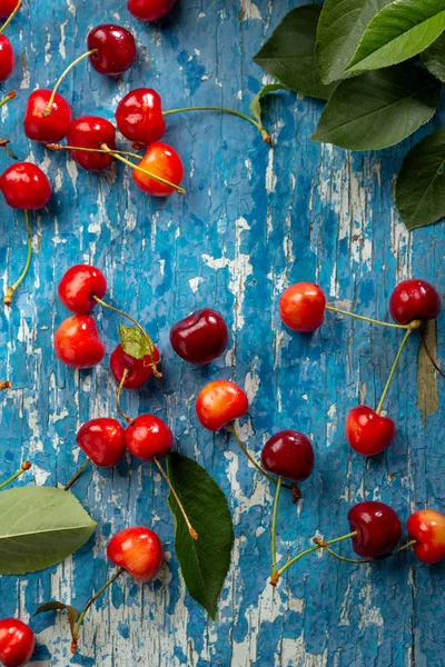 Mavi ahşap üzerine taze kiraz