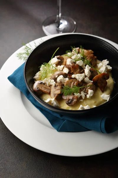 Maïsmeel Schotel Met Saus Van Paddestoelen Polenta — Stockfoto