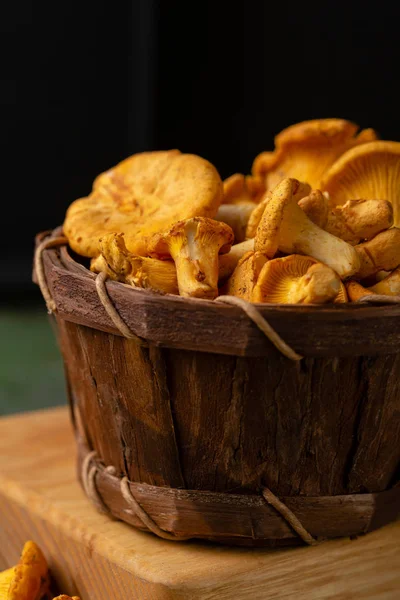 Chanterelles Fraîches Dans Panier — Photo