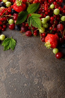 Taş zemin üzerine taze çilek