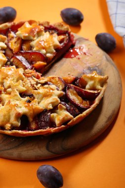 Tatlı ekşi erik ile 