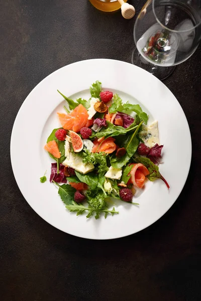 Salada Peixe Prato Branco — Fotografia de Stock