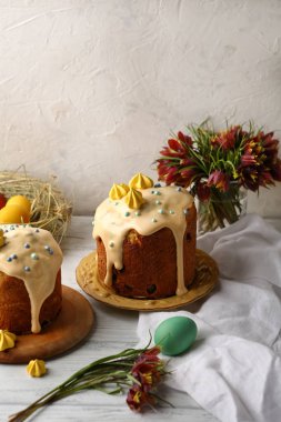 Krema, gıda ve tatil ile iki Paskalya ekmek