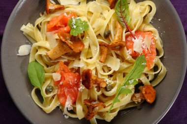 Somon makarna mantar en iyi Manzaralı