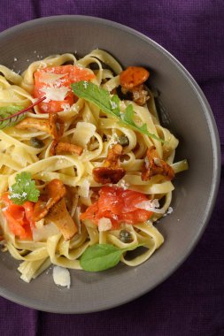 Somon makarna Üstten Görünüm