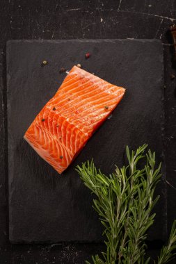 Siyah barut üzerinde taze balık