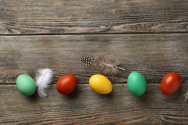 Fond en bois avec des œufs de Pâques — Photo