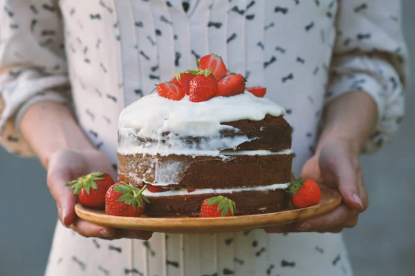 Rustieke zomer taart op plaat — Stockfoto