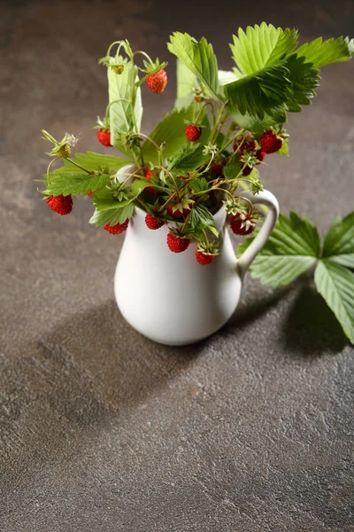 Bunch of wild strawberry — Stock Photo, Image