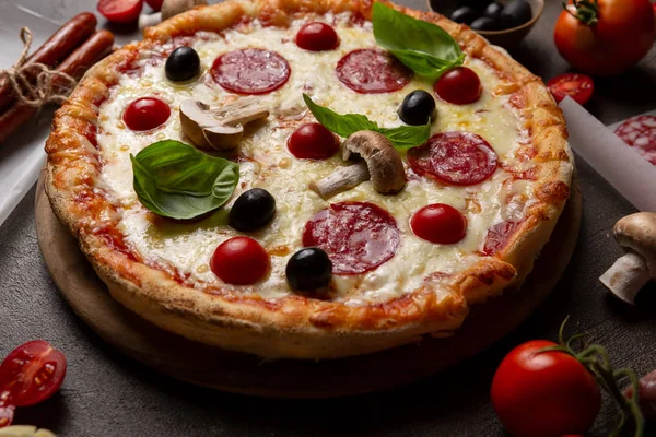 Pizza italiana saborosa com cogumelos — Fotografia de Stock