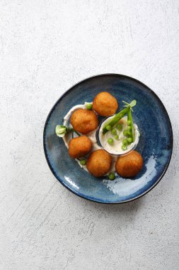 Falafel ile derin plaka üzerinde