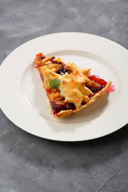 Meyve pasta plaka üzerinde tek bir dilim