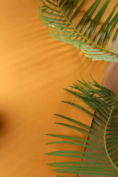 Золотой фон тропических листьев — стоковое фото