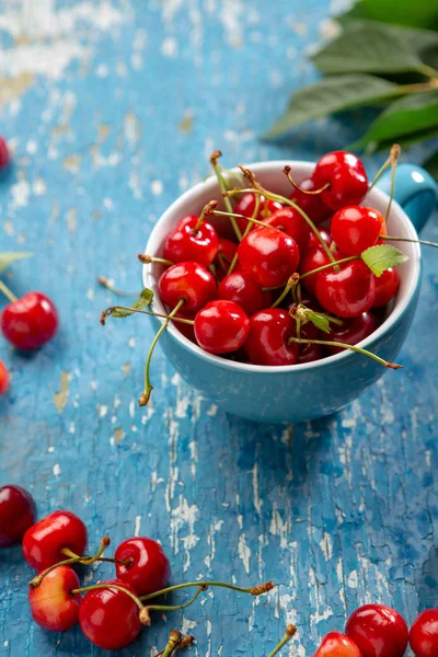 Fresh cherry in cup — Stock Photo, Image