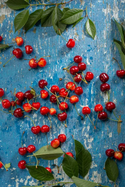 Cereja fresca em tábuas de madeira — Fotografia de Stock