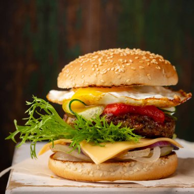 Taze rustik burger yakın çekim