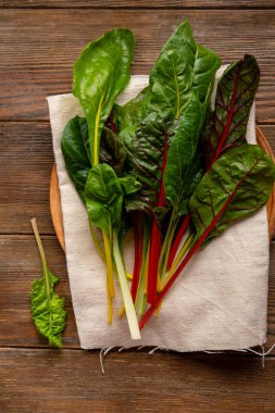 Yaprakları taze yeşil yiyecek