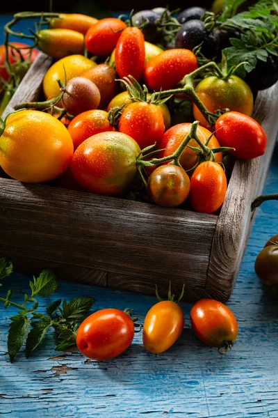木盒中的新鲜西红柿 — 图库照片