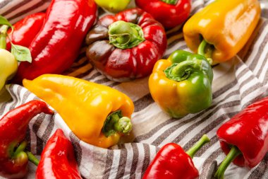 Kumaş üzerine ayarla taze kırmızı biber