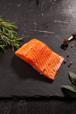 Çiğ balık filetosu ve baharat