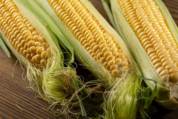 Verse biologische maïs op houten bord — Stockfoto