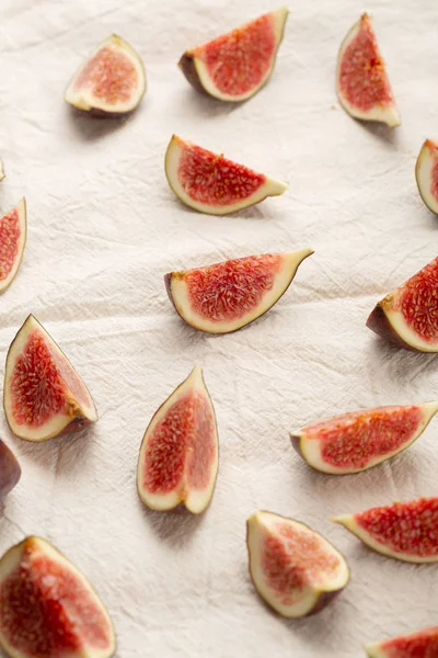 Raw figs slices background — Stock Photo, Image