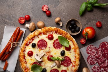 Pizza ve yukarıdaki malzemeler