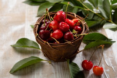 Ahşap sepette taze kiraz