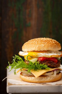 Yumurta ve soslu hamburger