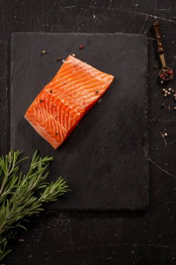 Çiğ balık fileto kayrak üzerine