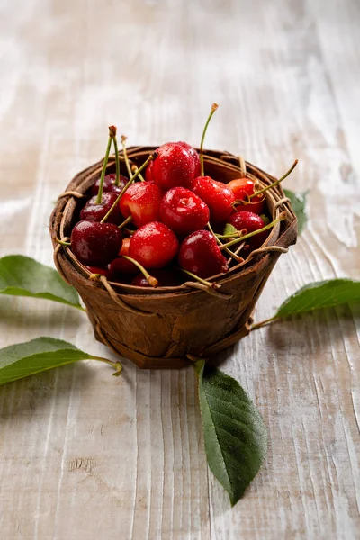 Świeżych wiśni w koszyku — Zdjęcie stockowe