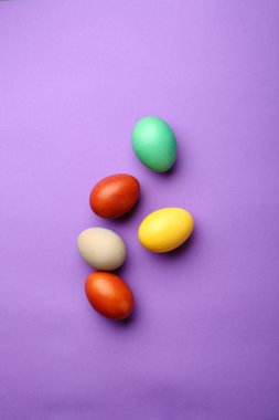 Canlı arka planda Paskalya yumurtalarını renklendirin