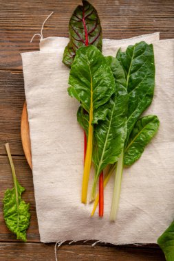 Gökkuşağı İsviçre pazı yukarıda