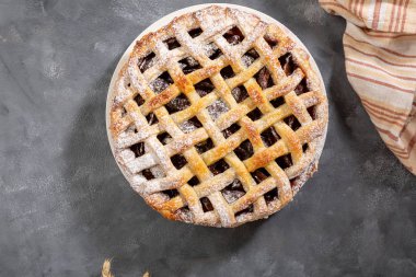 Beton üzerinde tatlı pasta