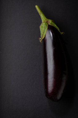 Siyah üzerine çiğ patlıcan