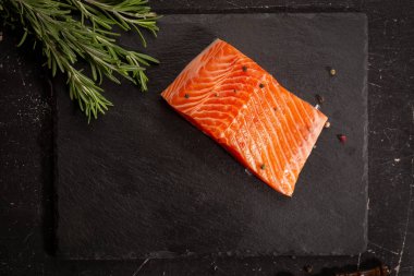 Kayrak üzerinde bir parça balık