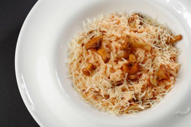 Peynir li risotto ve kızarmış mantar