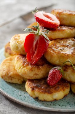 Çilek ile tatlı kahvaltı krep