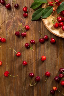 Ahşap arka plan üzerinde taze kiraz