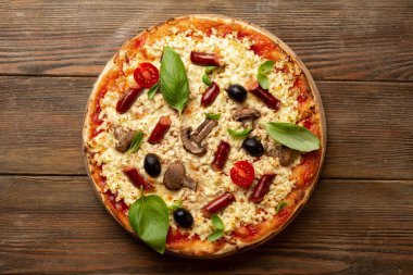 Yukarıdaki ahşap taze pizza