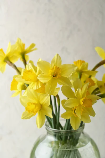 Желтые цветы в стеклянном горшке — стоковое фото