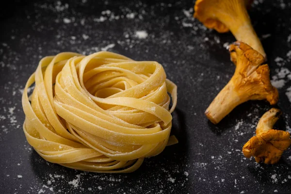 Rå pasta och svamp — Stockfoto
