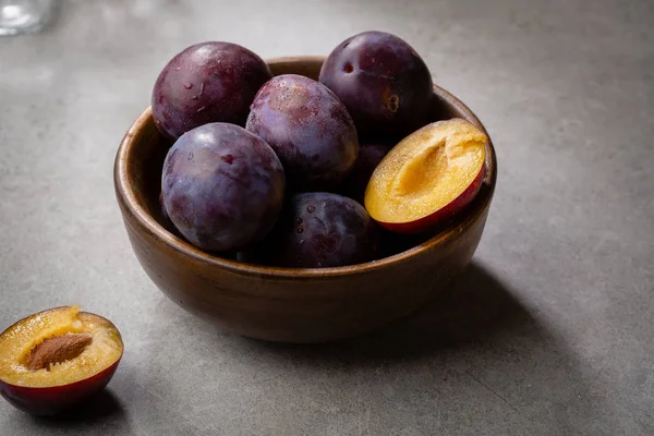 Fresh plums in bowl — Stock Photo, Image