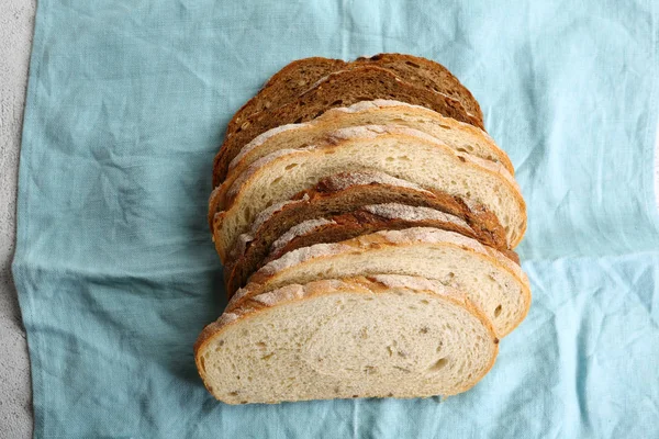 Affettato pane fresco bianco e segale sopra — Foto Stock