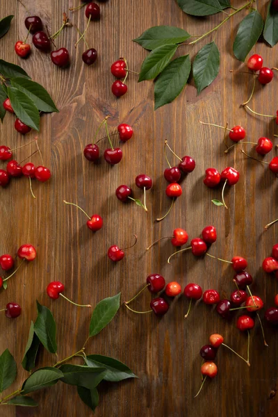 Ahşap arka planda taze kiraz, yukarıdaki gıda