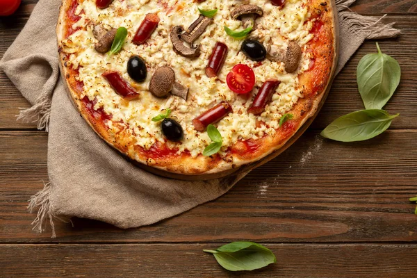 Ahşap üzerinde taze pizza